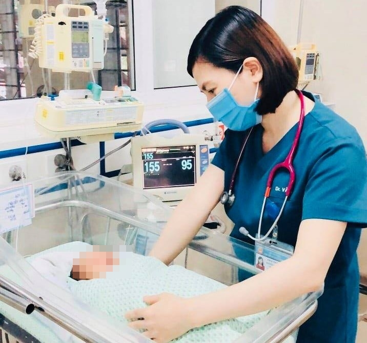 Sức khỏe bé sơ sinh bị bỏ rơi 3 ngày giữa trời nắng 40 độ C có cải thiện tốt - 1