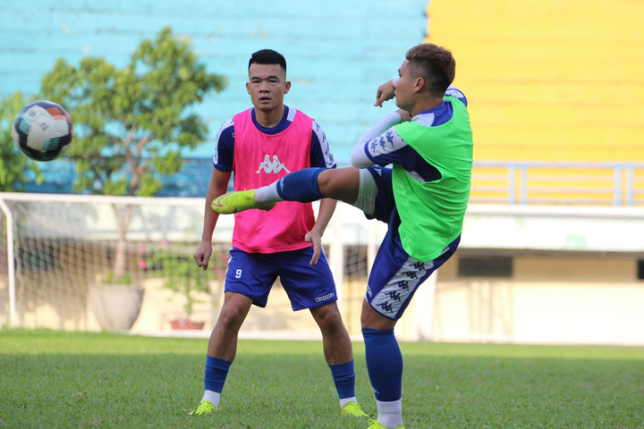 Sau đính hôn, Công Phượng tập sung chuẩn bị cho trận đấu đặc biệt - 6