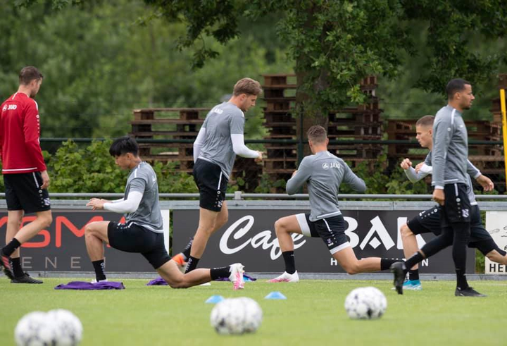 Đoàn Văn Hậu trở lại tập luyện: 'Nhìn đôi chân kìa, cơ bắp hơn hẳn lúc trước' - 4