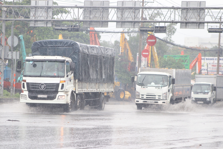 TP.HCM: Mưa ngập ngang bánh, người đi xe máy lại bì bõm dắt bộ - 3