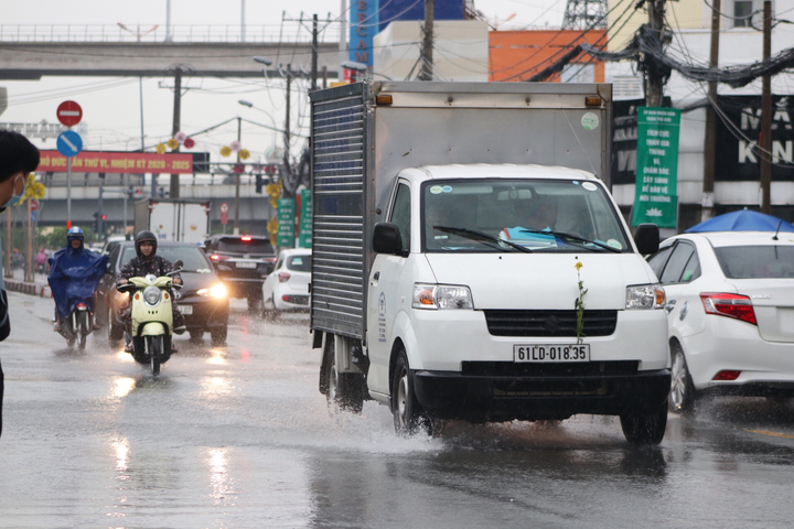 TP.HCM: Mưa ngập ngang bánh, người đi xe máy lại bì bõm dắt bộ - 4
