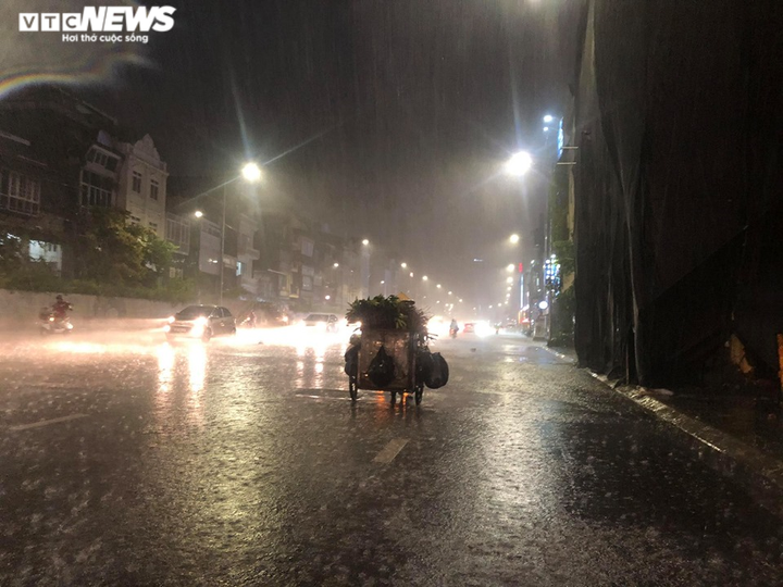 Hà Nội đón cơn 'mưa vàng' sau đợt nắng nóng dài nhất 27 năm - 3
