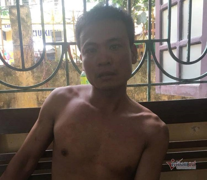 Kẻ ngáo đá tay ôm bát hương chống trả công an, miệng đòi lập biên bản - 2