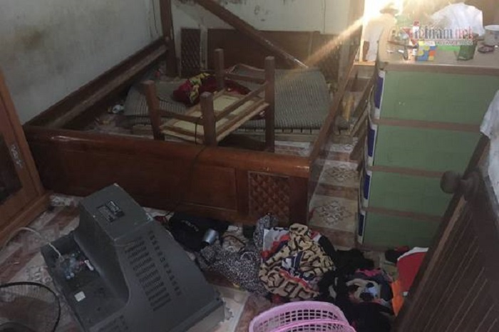 Kẻ ngáo đá tay ôm bát hương chống trả công an, miệng đòi lập biên bản - 3