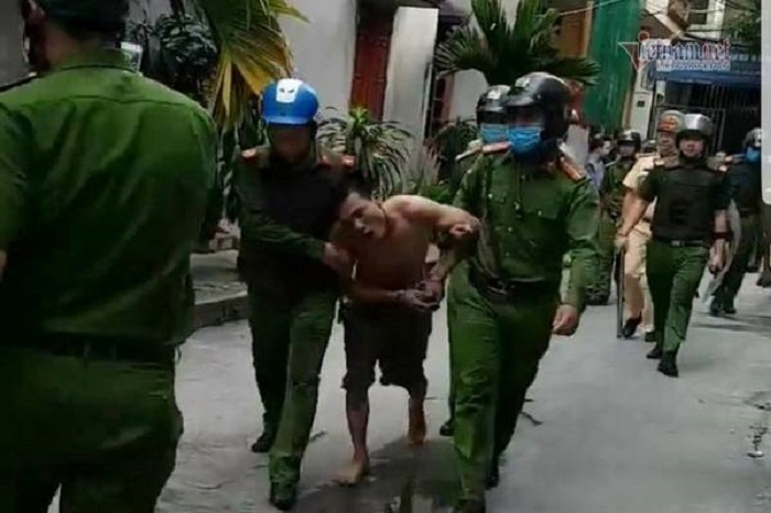 Kẻ ngáo đá tay ôm bát hương chống trả công an, miệng đòi lập biên bản - 5