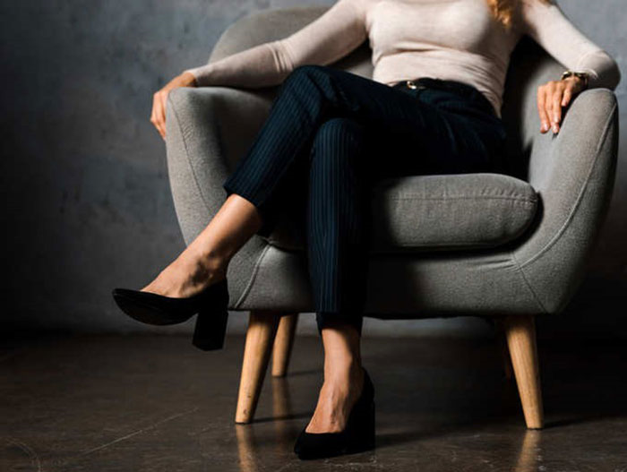 Ngồi bắt chéo chân tác động tới sức khỏe thế nào? - 1