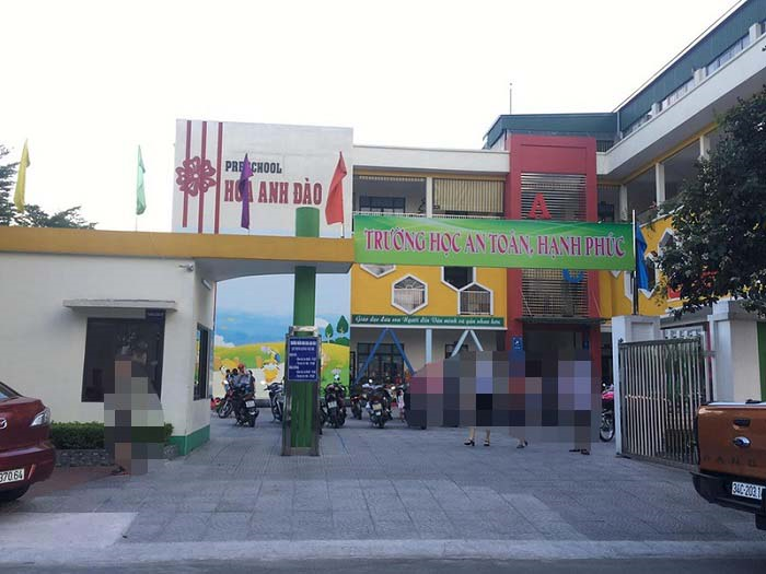 Cầm dép đánh vào đầu học sinh mầm non, 2 nữ giáo viên bị cho thôi việc - 1