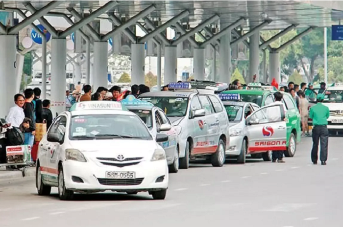Giá xăng giảm từ lâu, taxi vẫn làm ngơ - 2