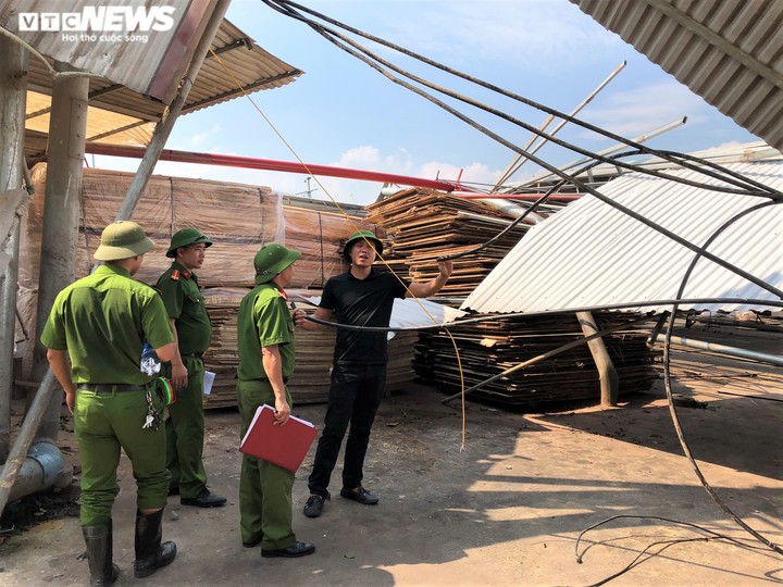Ảnh: Khám nghiệm hiện trường xưởng gỗ bị sập sau dông lốc ở Vĩnh Phúc - 6