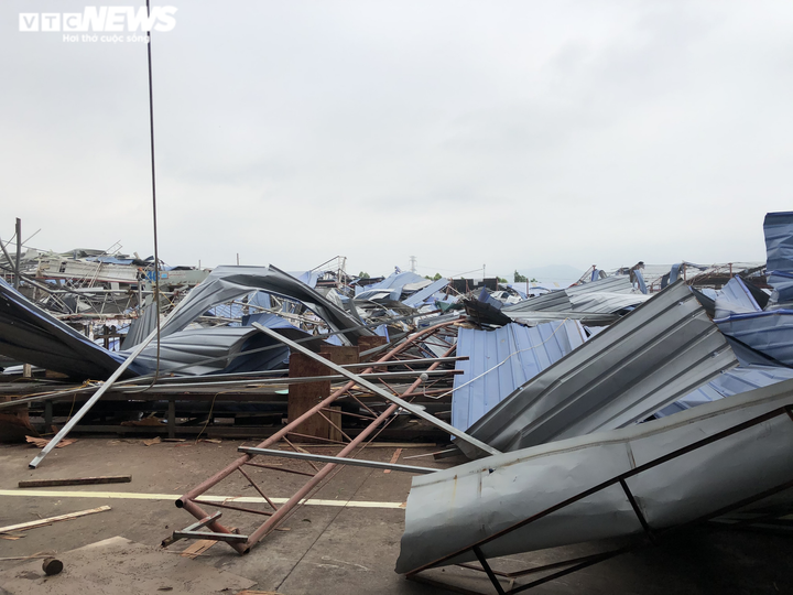 Ảnh: Khám nghiệm hiện trường xưởng gỗ bị sập sau dông lốc ở Vĩnh Phúc - 9