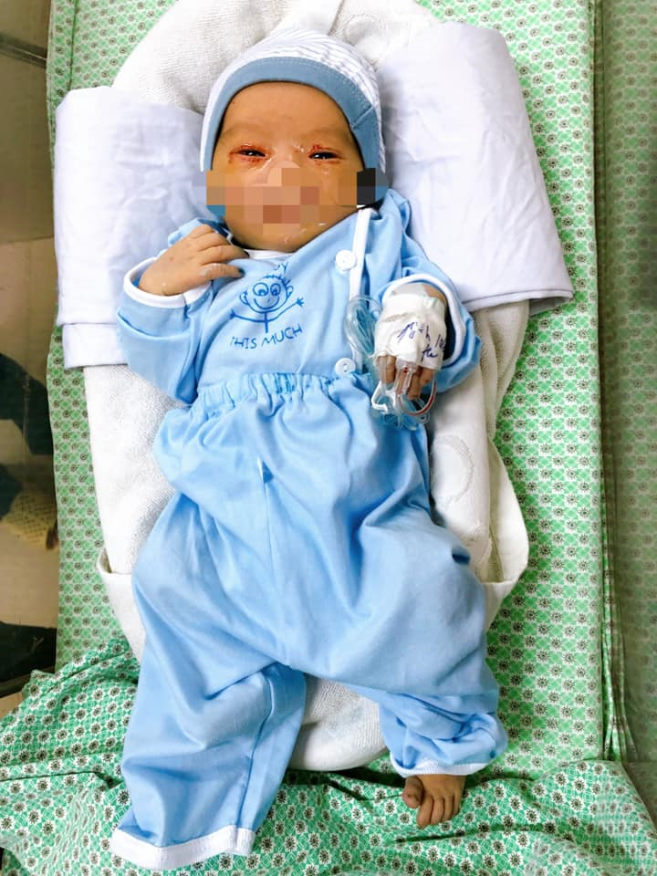 Sức khỏe bé sơ sinh bị bỏ rơi 3 ngày dưới hố ga giờ ra sao? - 1