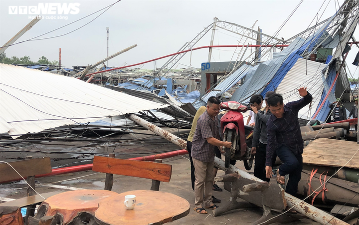 Ảnh: Khám nghiệm hiện trường xưởng gỗ bị sập sau dông lốc ở Vĩnh Phúc - 7