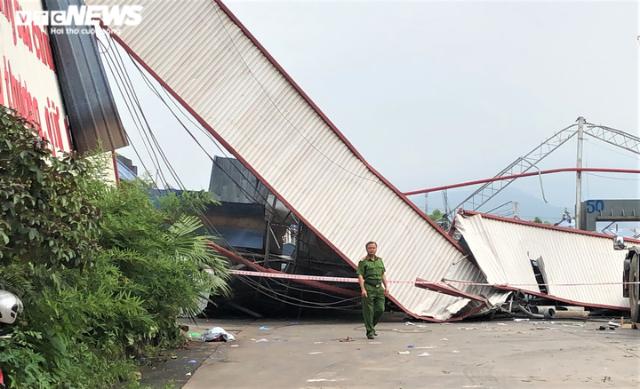 Ảnh: Khám nghiệm hiện trường xưởng gỗ bị sập sau dông lốc ở Vĩnh Phúc - 3