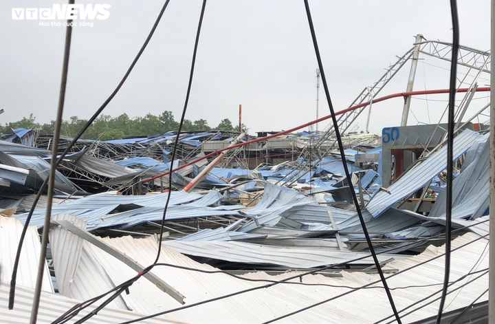 Ảnh: Khám nghiệm hiện trường xưởng gỗ bị sập sau dông lốc ở Vĩnh Phúc - 1