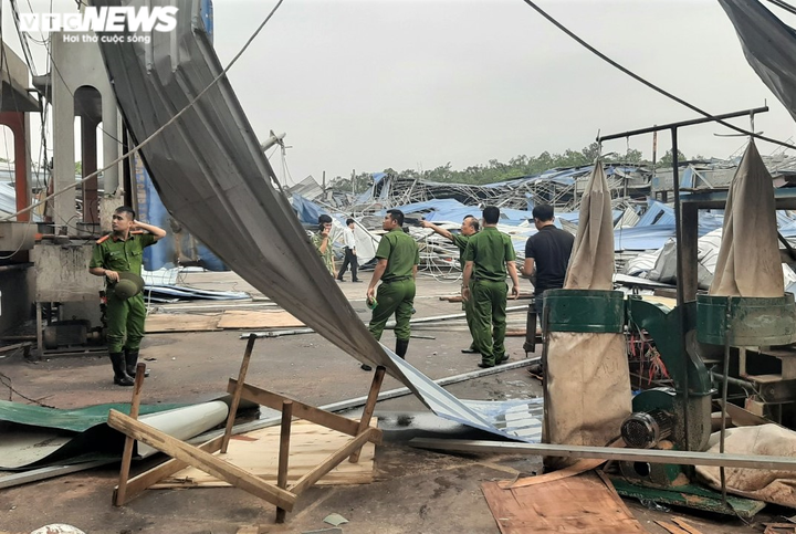 Ảnh: Khám nghiệm hiện trường xưởng gỗ bị sập sau dông lốc ở Vĩnh Phúc - 4