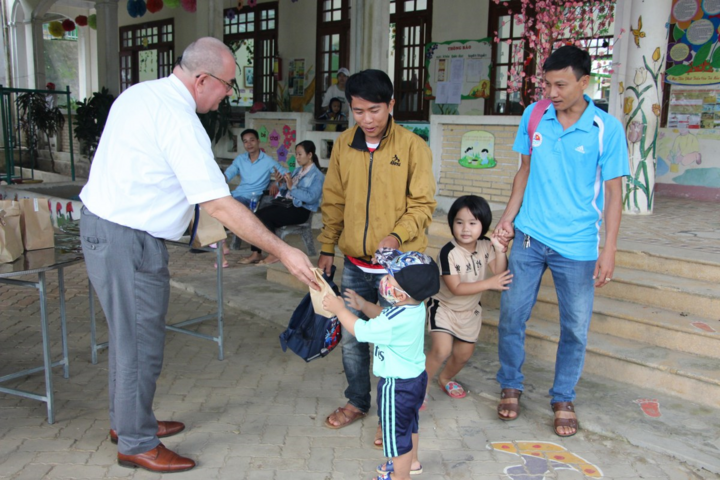 COVID-19: Đại sứ quán Bỉ trao hơn 6.000 phần quà cho học sinh mầm non Việt Nam - 2