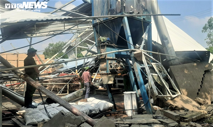 Ảnh: Khám nghiệm hiện trường xưởng gỗ bị sập sau dông lốc ở Vĩnh Phúc - 5