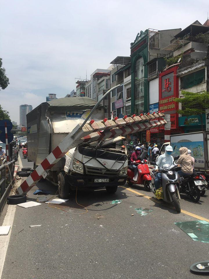 Xe tải húc đổ thanh hạn chế chiều cao cầu vượt Thái Hà, tài xế may mắn thoát nạn - 2
