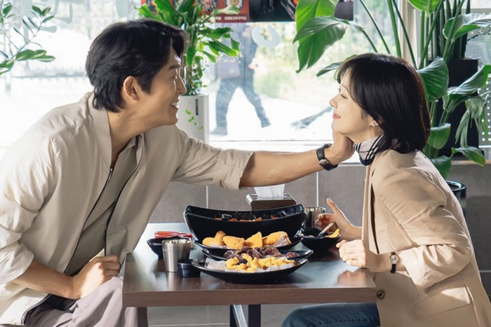 Cú 'ngã ngựa' của Jang Nara khi tái xuất - 3