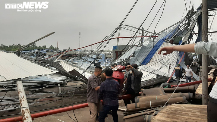 Hiện trường đổ nát, tan hoang sau vụ lốc xoáy san phẳng xưởng gỗ ở Vĩnh Phúc - 6