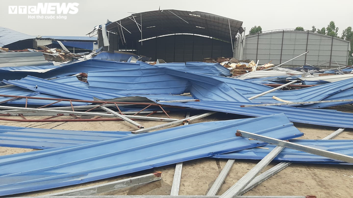 Hiện trường đổ nát, tan hoang sau vụ lốc xoáy san phẳng xưởng gỗ ở Vĩnh Phúc - 4