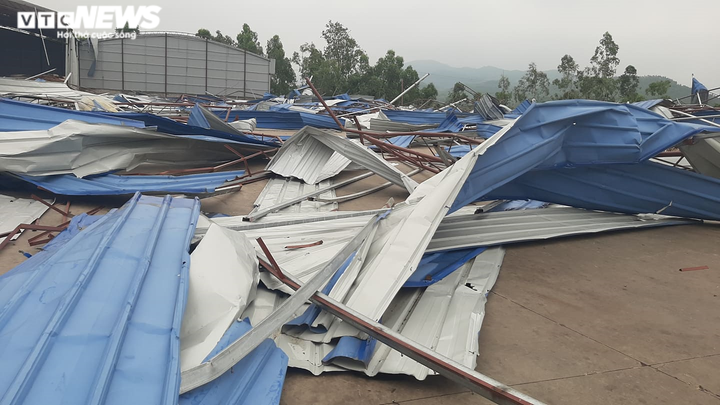 Hiện trường đổ nát, tan hoang sau vụ lốc xoáy san phẳng xưởng gỗ ở Vĩnh Phúc - 8