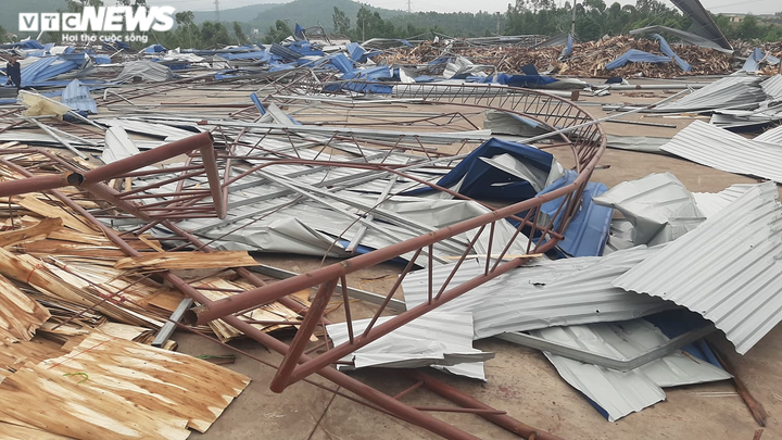 Hiện trường đổ nát, tan hoang sau vụ lốc xoáy san phẳng xưởng gỗ ở Vĩnh Phúc - 9