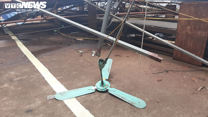 Hiện trường đổ nát, tan hoang sau vụ lốc xoáy san phẳng xưởng gỗ ở Vĩnh Phúc - 10