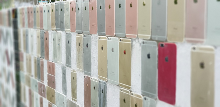 Hàng rào độc nhất vô nhị ở miền Tây ốp hơn 2.000 vỏ điện thoại iPhone - 3