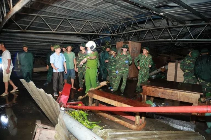 Hiện trường xưởng gỗ ở Vĩnh Phúc bị lốc cuốn tan tành, hơn 20 người thương vong - 4