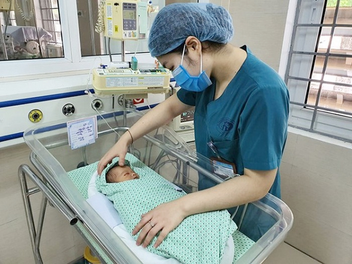 Sức khỏe bé sơ sinh bị bỏ rơi dưới hố ga diễn biến xấu, nghi nhiễm trùng máu - 1