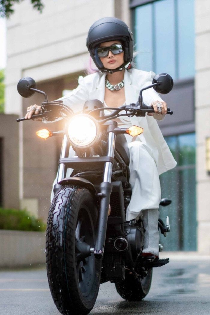 H’Hen Niê: 'Tôi thấy mình sai sót khi đăng ảnh cầm tiền đi đóng thuế' - 2