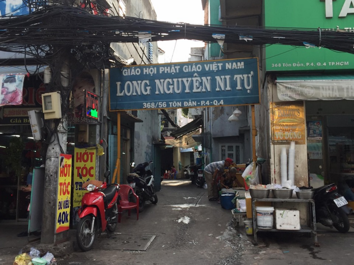 Sư cô tát bôm bốp vào mặt tiểu ni: Ngôi chùa vẫn đóng kín cửa - 1