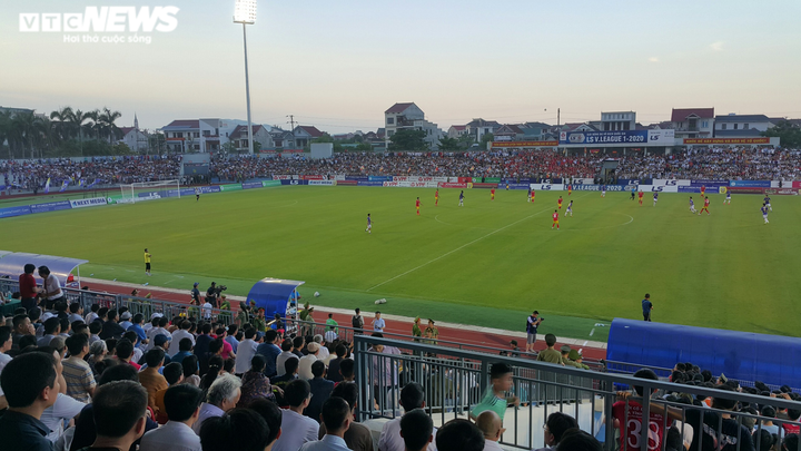 Hàng vạn khán giả tràn lên khán đài, 'vỡ sân' trận Hà Tĩnh vs Hà Nội FC - 6