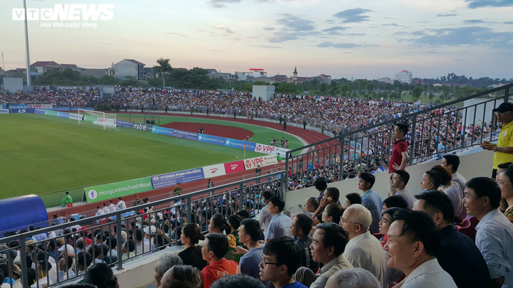 Hàng vạn khán giả tràn lên khán đài, 'vỡ sân' trận Hà Tĩnh vs Hà Nội FC - 5