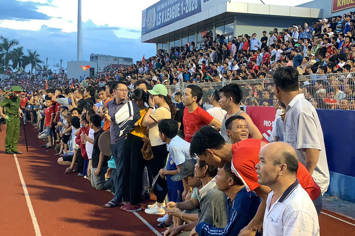 Vạn người xem Hà Tĩnh đấu dàn sao Hà Nội FC: Vỡ sân, CĐV có vé vẫn đứng ngoài - 6