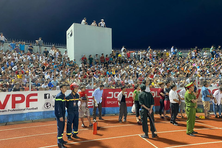 Vạn người xem Hà Tĩnh đấu dàn sao Hà Nội FC: Vỡ sân, CĐV có vé vẫn đứng ngoài - 7