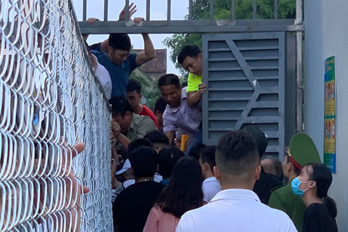 Vạn người xem Hà Tĩnh đấu dàn sao Hà Nội FC: Vỡ sân, CĐV có vé vẫn đứng ngoài - 1