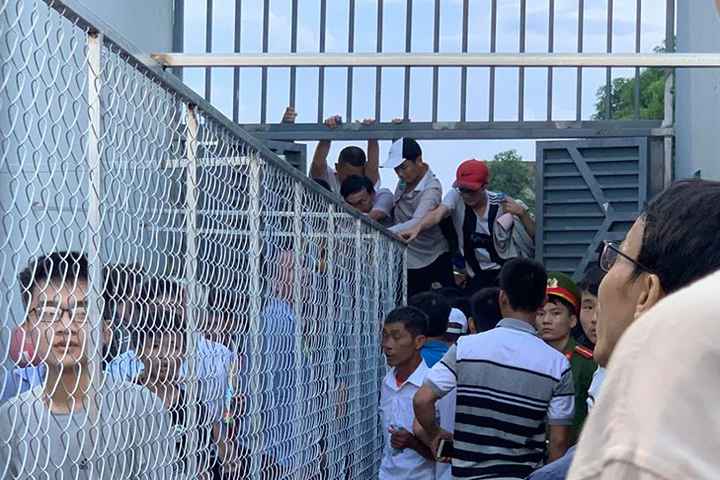 Vạn người xem Hà Tĩnh đấu dàn sao Hà Nội FC: Vỡ sân, CĐV có vé vẫn đứng ngoài - 2