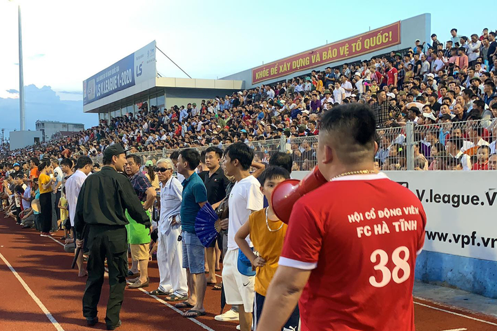 Vạn người xem Hà Tĩnh đấu dàn sao Hà Nội FC: Vỡ sân, CĐV có vé vẫn đứng ngoài - 5