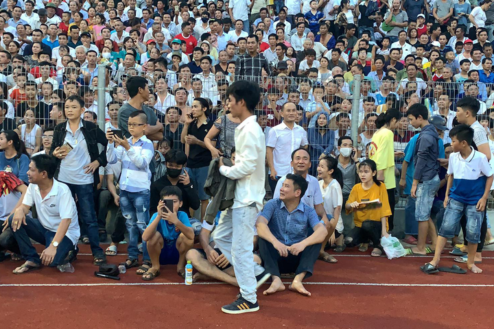 Vạn người xem Hà Tĩnh đấu dàn sao Hà Nội FC: Vỡ sân, CĐV có vé vẫn đứng ngoài - 3