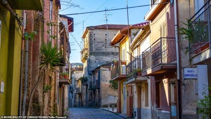 Bên trong ngôi làng tuyệt đẹp ở Italy, chỉ 30.000 đồng/căn nhà - 2