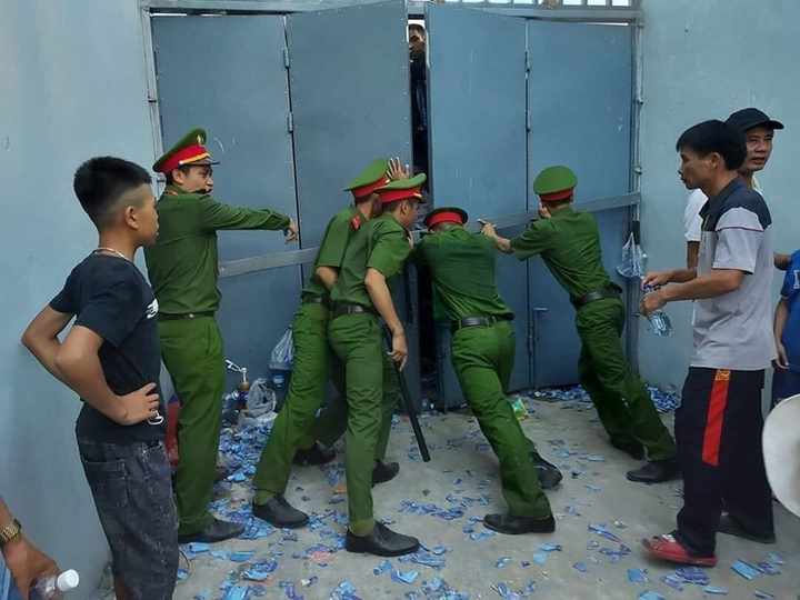 Nhân viên soát vé cho người nhà vào, sân Hà Tĩnh không vỡ mới lạ - 2