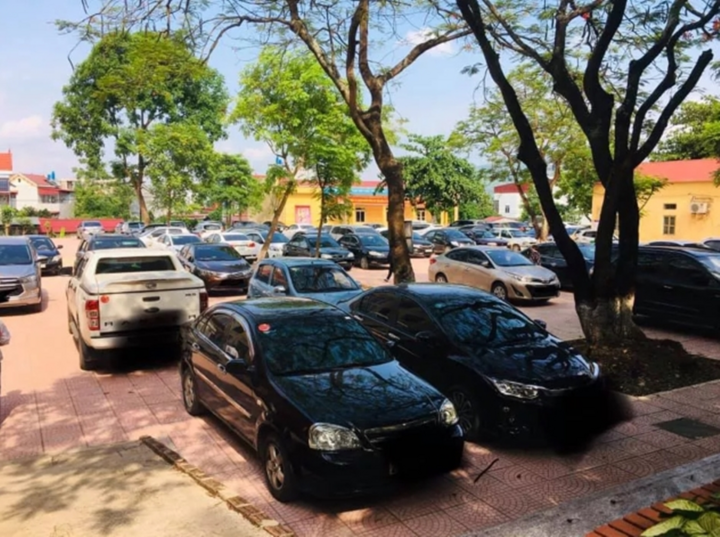 Chóng mặt dàn ô tô đắt đỏ đỗ kín sân trường trong buổi họp phụ huynh ở Bắc Giang - 1