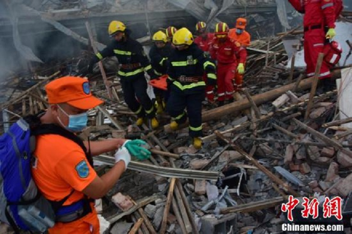 Ảnh: Hiện trường xe bồn phát nổ làm gần 200 người thương vong ở Trung Quốc - 7