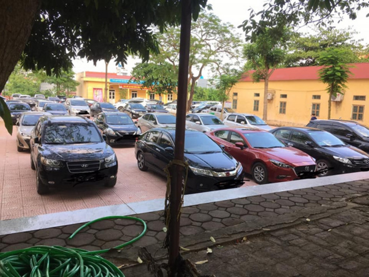Chóng mặt dàn ô tô đắt đỏ đỗ kín sân trường trong buổi họp phụ huynh ở Bắc Giang - 2
