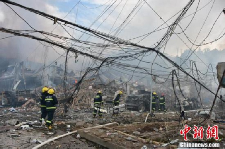 Ảnh: Hiện trường xe bồn phát nổ làm gần 200 người thương vong ở Trung Quốc - 4