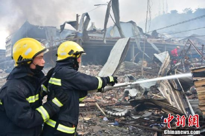 Ảnh: Hiện trường xe bồn phát nổ làm gần 200 người thương vong ở Trung Quốc - 5