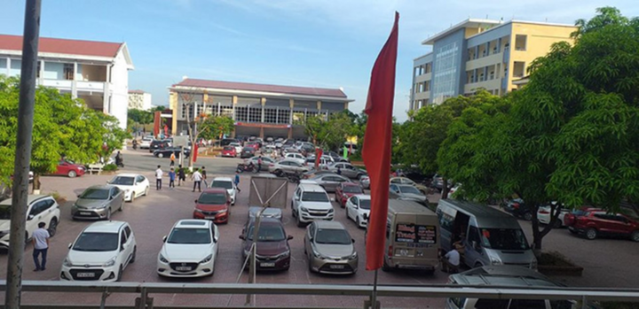 Chóng mặt dàn ô tô đắt đỏ đỗ kín sân trường trong buổi họp phụ huynh ở Bắc Giang - 4