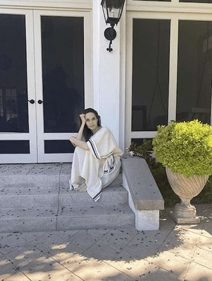 Angelina gầy rộc, nhợt nhạt như bóng ma khiến fan giật mình - 1